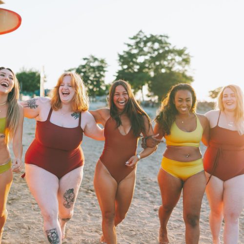 portrait-people-beach-women-summer-fun-lifestyle-beautiful-person-group-friends-friends-candid_t20_NxaEGr